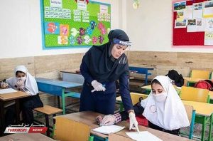 کرونا 300x198 - معلم‌ها واکسن بزنند، مدارس از مهر حضوری می‌شود
