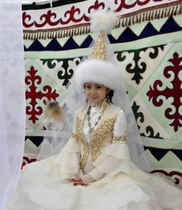 02لباسعروسیدرکشورهایمختلف 260x300 - داستان "آق بوبک" عروس قزاقستانی در گرگان
