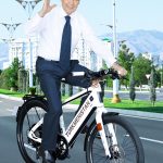 وقتی رئیس جمهور ترکمن ها با دوچرخه به کابینه می‌رود +عکس