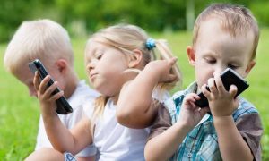 اثرات منفی موبایل بر کودکان 300x180 - بچه‌ها از چه سنی می‌توانند موبایل داشته باشند؟