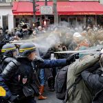 توحیدی تصویر بردار صدا و سیما در حمله پلیس ضد شورش فرانسه مصدوم شد